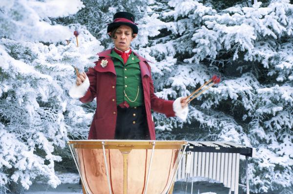 Bild 1 von 3: Max trifft auf den Liedermacher (Milton Welsh), er soll mit ihm zusammen singen.