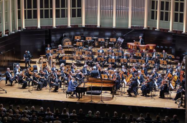 Bild 1 von 2: Víkingur Ólafsson (am Flügel) und das Bergen Philharmonic Orchestra spielen Werke von Ravel und Grieg.