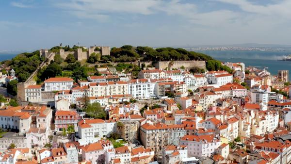Bild 1 von 3: Das Herz Portugals schlägt in Lissabon, der Metropole an der Mündung des Tejo.