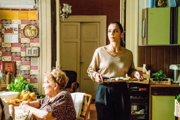 Bild 1 von 31: Im Bild: Patrizia (Cristina dell?Anna) zu Gast bei der Familie von Don Gerlando Levante.