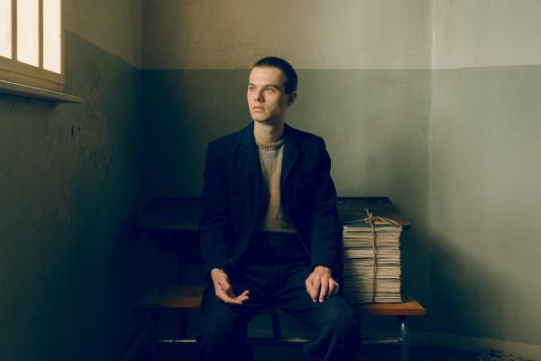 Bild 1 von 10: Siggi Jepsen (Levi Eisenbla?tter) sitzt auf einer Bank in seiner Zelle, kurz bevor er entlassen wird.