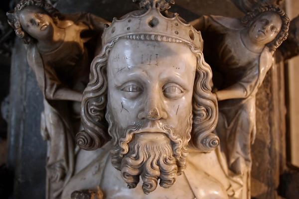 Bild 1 von 3: Die Grabplatte Edwards II. in der Kathedrale von Gloucester.