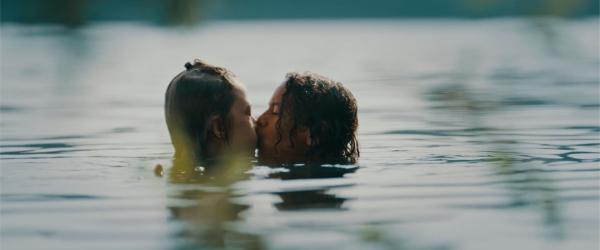Bild 1 von 4: Ella (Cécile Enthoven) und Felix (Junes Callaert) küssen sich.
