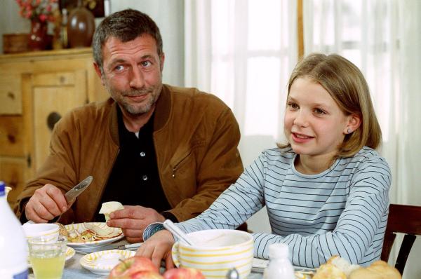 Bild 1 von 6: Im Bild: Carlos mit seiner ochter Elisabeth beim Frühstück (v.li.: Michael Oliveri, Paula Polak).