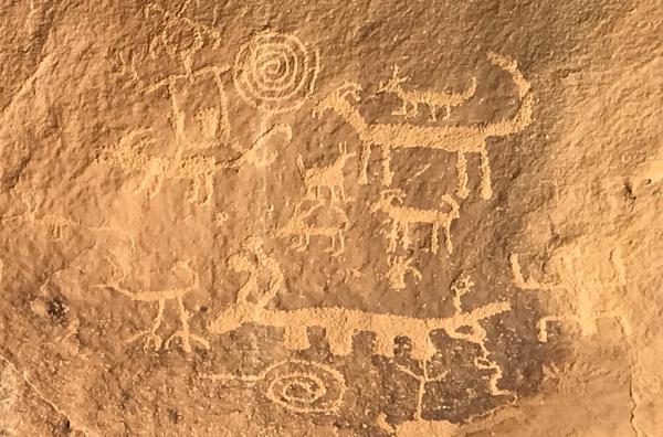 Bild 1 von 3: In Fels geritzte Bilder und Symbole, sogenannte Petroglyphen, die zwischen dem 9. und 13. Jahrhundert in New Mexico, USA, entstanden sind: Einige Felsbilder könnten Sonnen- oder Sternenereignisse dokumentieren.