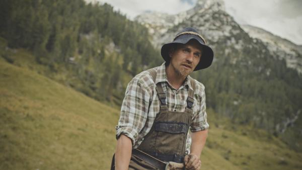 Bild 1 von 12: Bergbrenner Max Irlinger beim Wurzelgraben während ServusTVs \