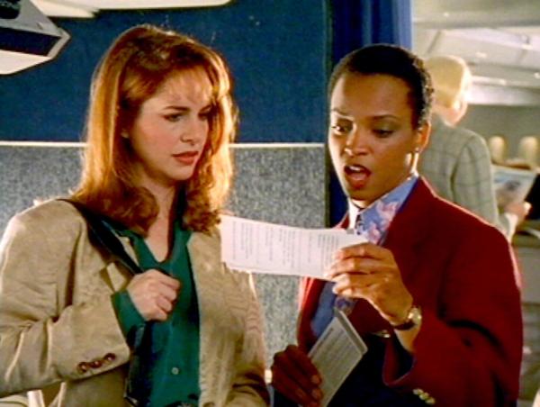 Bild 1 von 2: Die Stewardess (Lisa Summerour, re.) plaziert Beth (Stephanie Erb, li.) in der ersten Klasse, obwohl Beth nur die zweite Klasse gebucht hatte.