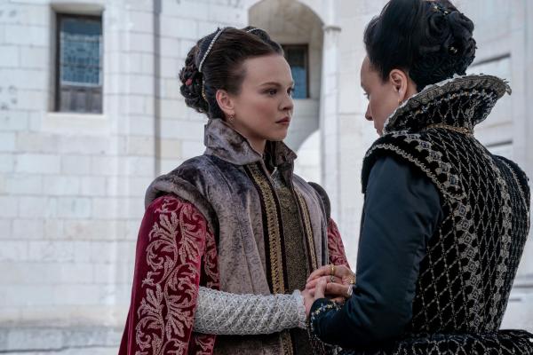 Bild 1 von 12: Elisabeth (Laura Marcus, l.); Katharina von Medici (Samantha Morton, r.)