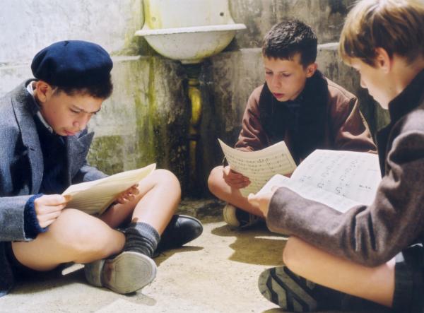 Bild 1 von 5: Der Lausejunge Pierre Morhange (Jean-Baptiste Maunier, re.) hat mit seinen Mitschülern Corbin (Thomas Blumenthal, li.) und Le Querrec (Cyril Bernicot) die Noten seines Lehrers Mathieu gestohlen. Auf der Toilette betrachten die drei Jungs etwas ratlos ihre rätselhafte Beute.