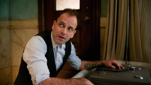 Bild 1 von 8: Sherlock Holmes (Jonny Lee Miller)