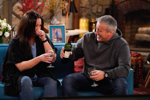 Bild 1 von 20: Andi Burns (Liza Snyder, l.); Adam Burns (Matt LeBlanc, r.)