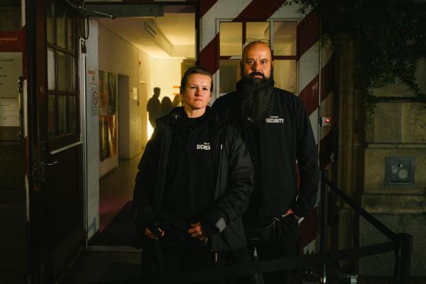 Bild 1 von 9: Bei der Arbeit an der Türe sind Jan und Rica Kollegen, kein Paar. Rica ist für den Einlass zuständig, Jan für die Sicherheit im Klub.