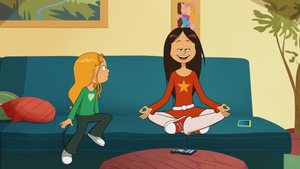 Bild 1 von 3: Marine möchte lieber mit ihrer Schwester spielen, als Yoga zu machen.