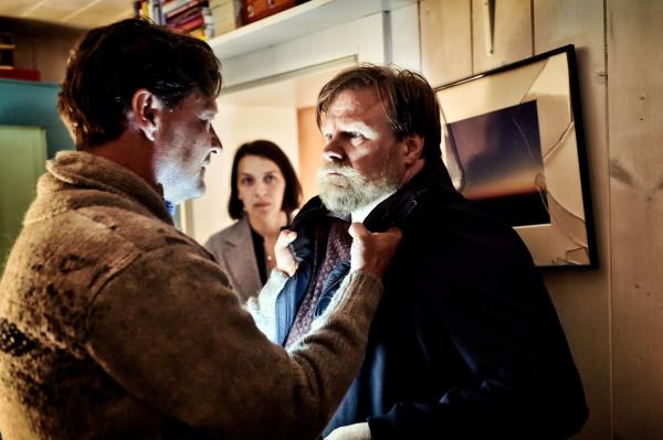Bild 1 von 13: Meinhardt Hager (Harald Windisch) hat genug von Aloys Hartl (Michael A. Grimm) der Hagers Schwester Natascha Schwärzler (Barbara Romaner) weiterhin bedrängt und ihre Nähe sucht.