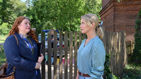 Bild 1 von 13: Besuch vom Jugendamt: Katharina (Valerie Niehaus, r.) ist nicht erfreut, Angela Breitscheidt (Nadja Zwanziger, l.) in ihrem Kindergarten zu empfangen.               -
