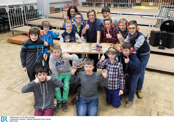 Bild 1 von 2: Checker Tobi mit dem Münchner Knabenchor und Sängerin Lipa Majstrovic.