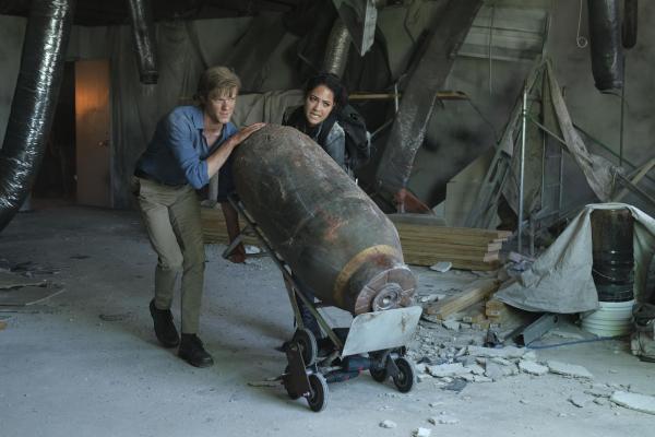 Bild 1 von 12: Angus MacGyver (Lucas Till, l.); Riley Davis (Tristin Mays, r.)