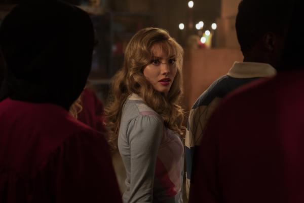 Bild 1 von 3: Dylans Herz schlägt seit Jahren für die schöne Judith (Jessica Treska). Doch erst seit alle glauben, seine Band praktiziere satanische Riten, ist er für sie interessant. Um ihr zu gefallen, nimmt er sogar in Kauf unter Mordverdacht zu geraten.