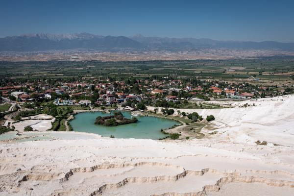 Bild 1 von 10: Wie ist die weiße Wunderwelt entstanden? Die Kalksinterterrassen von Pamukkale, Türkei.