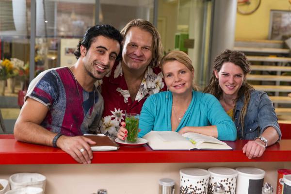Bild 1 von 20: (5. Staffel) - Beherrschen das Untergeschoss in der Einkaufspassage: Danni Lowinski (Annette Frier, 2.v.r.), Nils (Oliver Fleischer, 2.v.l.), Orkan (Orhan Müstak, l.) und Hashtag (Anjorka Strechel, r.) ...