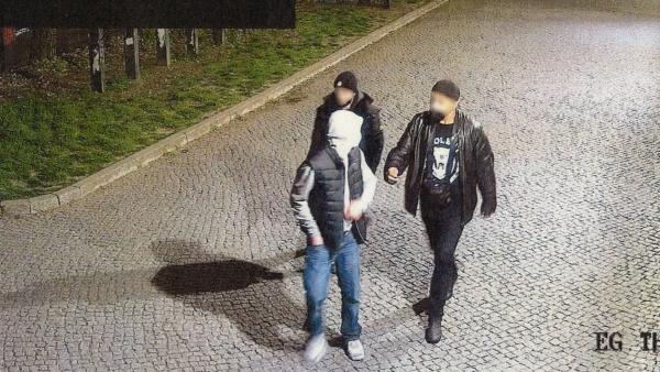 Bild 1 von 5: Im Treptower Park in Berlin verbreiten zwei Räuber Angst und Schrecken. Sie überfallen ihre Opfer und zwingen sie, an Automaten Geld abzuheben. Hier wurden die Täter von einer Überwachungskamera aufgenommen.