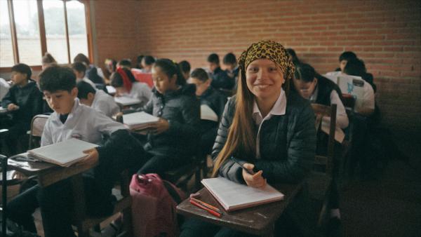 Bild 1 von 7: Ada begleitet ihren Cousin in die Schule in Bolivien.