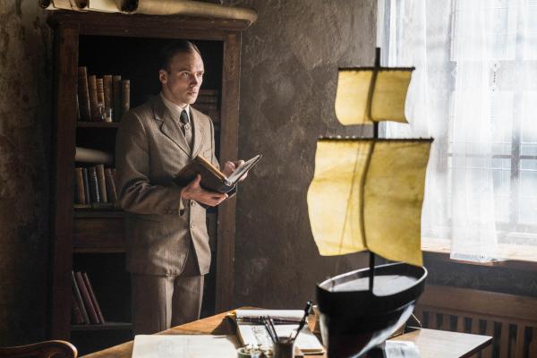 Bild 1 von 12: Der Mathematiklehrer Anton Flettner (Arturs Kruzkops) erfindet 1920 einen Schiffsantrieb, der auf Windkraft setzt, den \