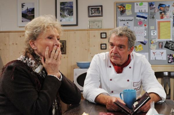 Bild 1 von 10: Hildegard (Antje Hagen, l.); André (Joachim Lätsch, r.)