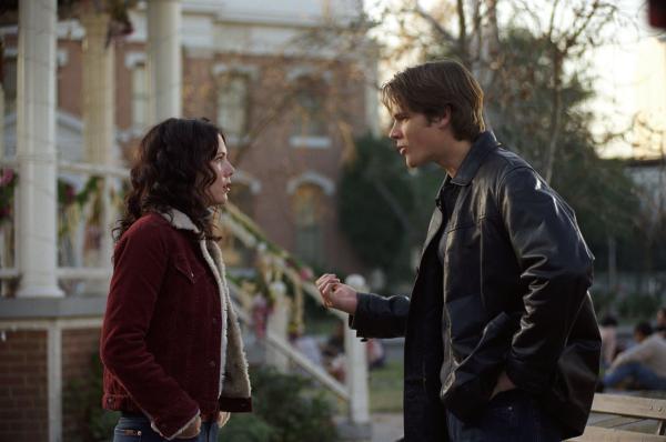 Bild 1 von 10: Dean (Jared Padalecki, r.) ist wütend, als Rory mit Jess zum Picknick geht, statt mit ihm. Währenddessen haben Lorelai (Lauren Graham, l.) und Sookie eine besondere Picknick-Verabredung ...