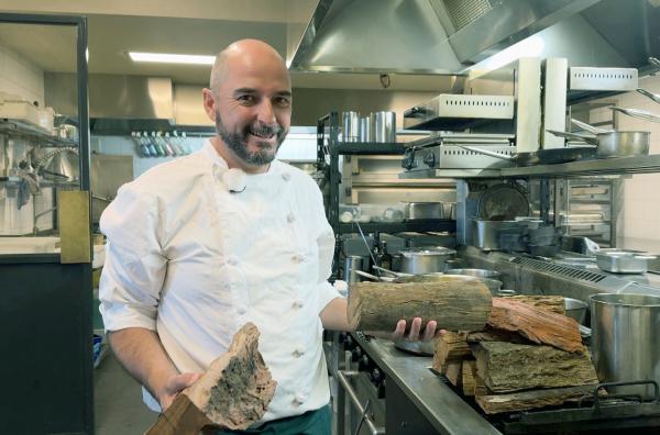 Bild 1 von 2: Grillmeister Corey Costelloe lässt sich bei der Zubereitung des beliebten Wagyu-Rinds über die Schulter blicken.