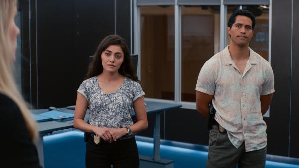 Bild 1 von 11: Lucy Tara (Yasmine Al-Bustami, l.); Kai Holman (Alex Tarrant, r.)