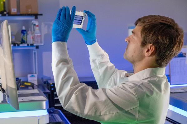 Bild 1 von 4: Im Bild: Wissenschaftler zeigen nun, wie wichtig das Fettgewebe im menschlichen Körper eigentlich ist, wie es mit dem Gehirn kommuniziert und das Verhalten beeinflusst.