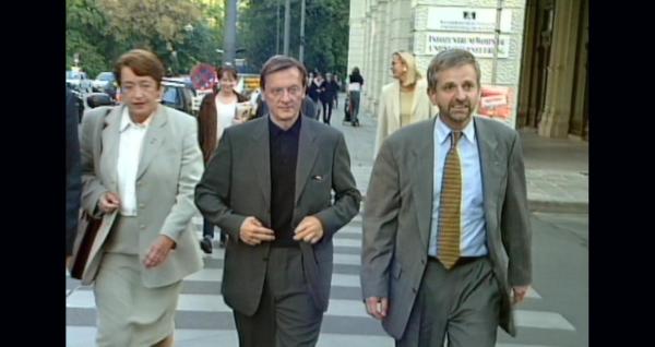 Bild 1 von 22: Im Bild: Die ÖVP, mit Parteiobmann Wolfgang Schüssel, auf dem Weg zu Sondierungsgesprächen.