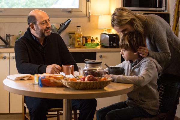 Bild 1 von 14: Thomas Kertez (Kad Merad, l.) und seine Frau Alice (Laurence Arné, r.) führen eine harmonische Ehe und bieten ihrem Sohn Romain (Gaspard Pasquet, M.) ein glückliches Zuhause.