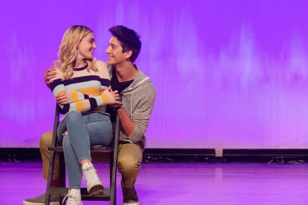 Bild 1 von 26: Im Bild: Meg Donnelly (Taylor Otto), Milo Manheim (Pierce).