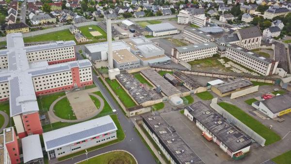 Bild 1 von 3: Die Jugendhaftanstalt existiert seit 1912 und gehört heute zu den größten Vollzugseinrichtungen des Landes mit 600 Häftlingen und 370 Beschäftigten.