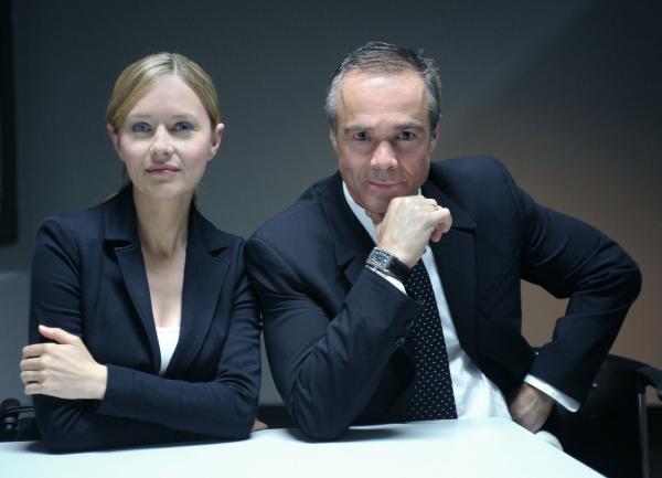 Bild 1 von 19: In einem außergewöhnlichen Fall duellieren sich Anwältin Maria Schwadorf (Stefanie Stappenbeck, l.) und ihr Ex-Chef Dr. Georg Actis (Hannes Jaenicke, r.) erneut vor Gericht ...