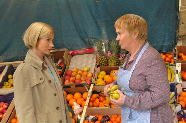 Bild 1 von 6: Martina Seiffert (Astrid M. Fünderich, l.) hat sich zu einer weiteren Befragung bei Emma Bukowski (Sabine Wackernagel, r.) vor deren Laden eingefunden. Bereitwillig gibt die Ladeninhaberin Auskunft.