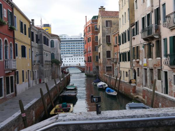 Bild 1 von 8: Ein gewohnter Anblick für Venezianer: Kreuzfahrtschiffe verdecken den Himmel.