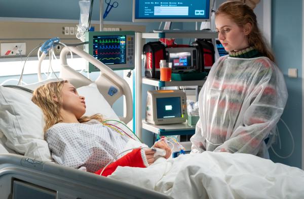 Bild 1 von 12: Leni Ludwig (Alix Heyblom, re.) ist sauer auf ihre Schwester Nina (Katharina Hirschberg, li.). Sie sollte nach ihrer überstandenen Leukämie vorsichtiger sein. Stattdessen geht sie klettern und stürz ab. Die beiden streiten sich deshalb so sehr, dass Leni ihr Angebot, Nina eine Niere zu spenden, zurückzieht.