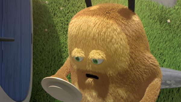 Bild 1 von 3: Kiwi hat eine Flasche voll mit Klebstoff. Als Strit sie in die Hände bekommt, klebt er alles zusammen.