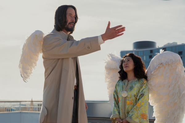 Bild 1 von 6: Keanu Reeves as Gabriel and Sandra Oh as Martha in Good Fortune. Photo Credit: Eddy Chen
