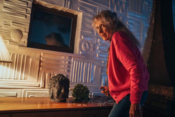 Bild 1 von 7: Janine (Anita Dobson) ist mit dem rätselhaften Zombie-Virus infiziert.