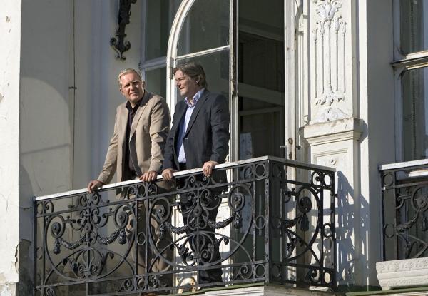 Bild 1 von 2: Andreas Koblenz (Max Herbrechter, rechts) führt Thomas Stickler (Harald Krassnitzer) durch sein Anwesen, Schloss Bergham.