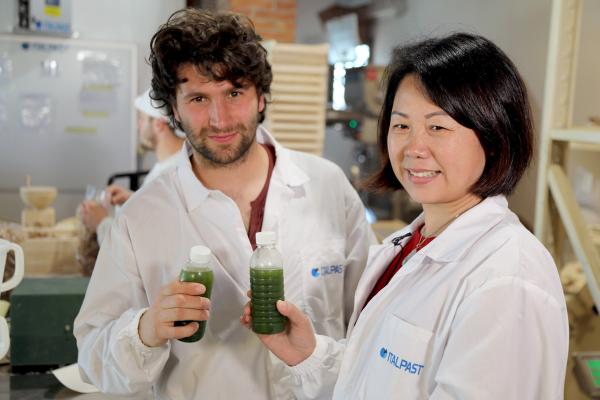 Bild 1 von 5: Yao hat Amadeo den speziellen grünen Orchideensaft mitgebracht, mit dem sie zu Hause in China ihre Pasta färbt.