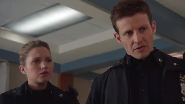 Bild 1 von 8: Jamie (Will Estes, r.) und Janko (Vanessa Ray, l.) finden eine besinnungslose, nur leichtbekleidetet Frau im Washington-Square Park auf. Sie kann sich am nächsten Tag an nichts mehr erinnern und scheint große Angst vor ihrem Ex zu haben ...