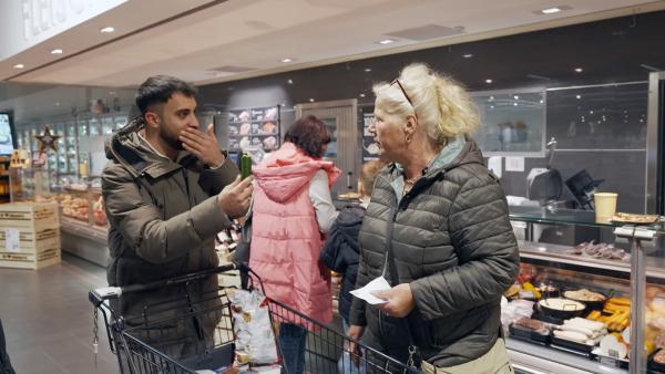 Bild 1 von 5: Silvia und Servet im Supermarkt