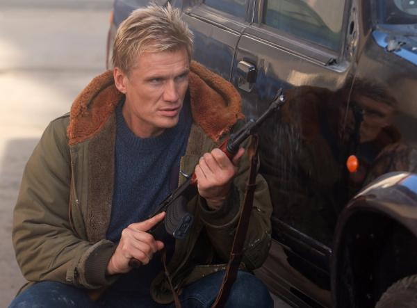 Bild 1 von 15: Ist nicht dazu bereit, als Bauernopfer herhalten zu müssen: Ex-Agent Mike Riggins (Dolph Lundgren) ...