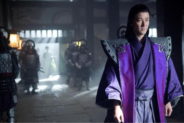 Bild 1 von 14: Der grausame Lord Kira (Tadanobu Asano) bringt seinen Rivalen Lord Asano auf heimtückische Weise dazu, rituellen Selbstmord zu begehen und sorgt außerdem dafür, dass dessen Samurai-Krieger ihre Stellung bei Hofe verlieren. Einen Umstand den die Krieger nicht auf sich sitzen lassen - sie schwören Rache ...