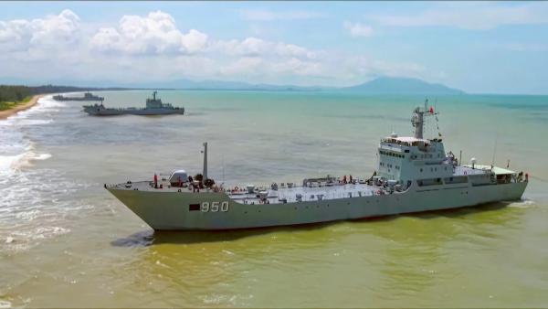 Bild 1 von 12: Kriegsschiffe der chinesischen Marine bei einem Manöver in der Straße von Taiwan